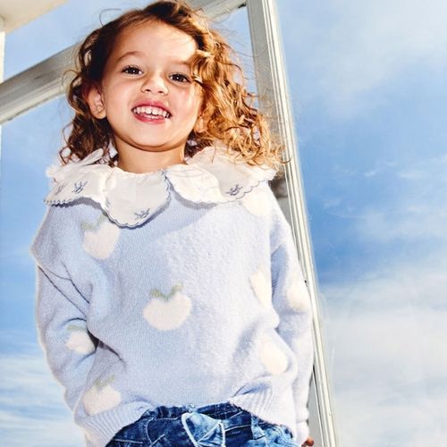 Suéter celeste tejido de corazones para bebé niña