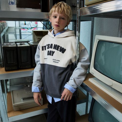 Suéter hooded color blocking para niño