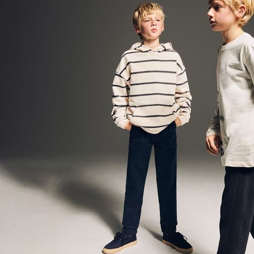 Suéter hooded bicolor rayado para niño