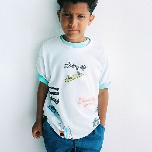 Camiseta blanca estampada para niño