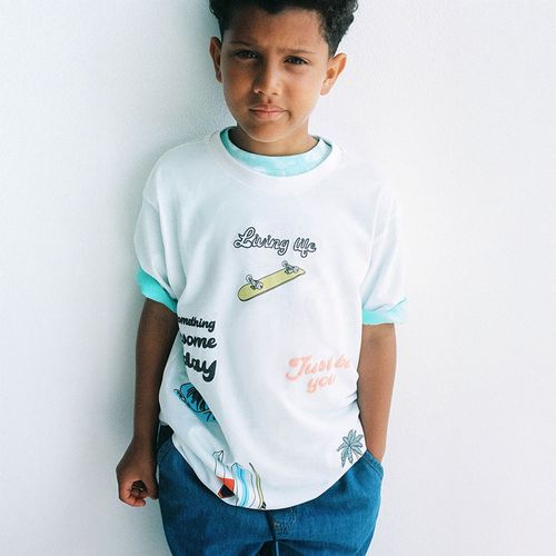 Camiseta blanca estampada para niño