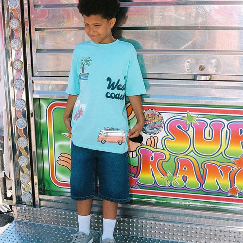 Camiseta celeste estampada para niño