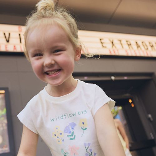 Camiseta blanca estampada para niña