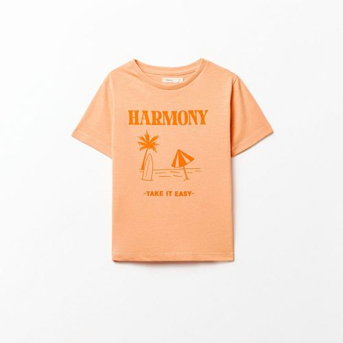 Camiseta anaranjada estampada para niño
