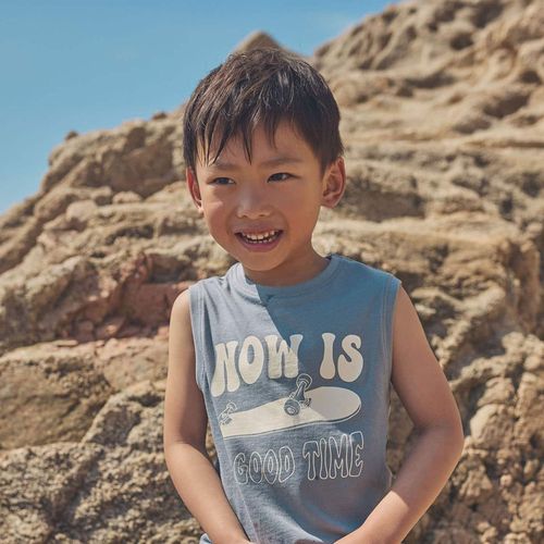 Camiseta azul estampada para niño
