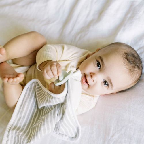 Portachupetes y pañuelo mordedor gris Lovey Blanket