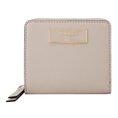 Billetera zip around Nine West color beige para mujer