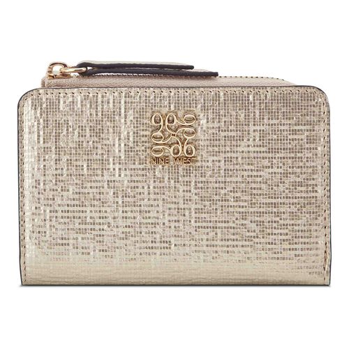 Billetera flap Nine West Cramer color dorado para mujer