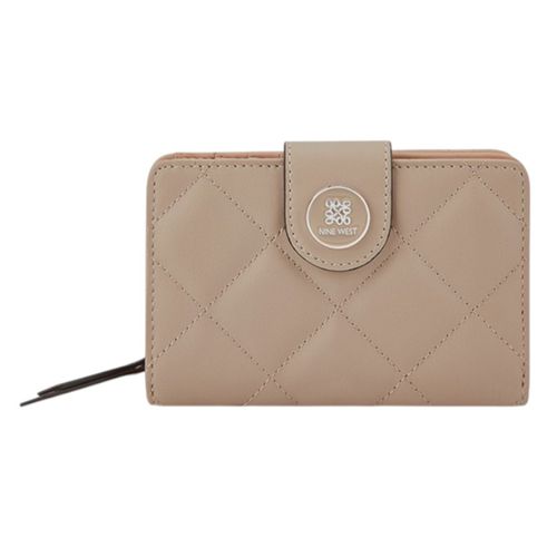 Billetera flap Nine West Haleema color beige para mujer