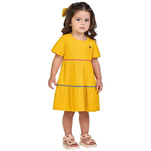 Vestido amarillo acanalado para niña