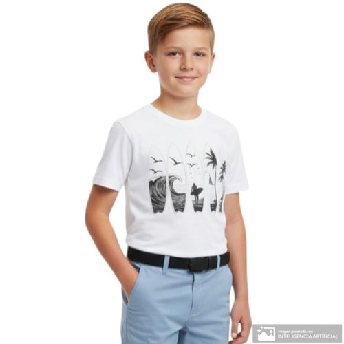 Camiseta blanca estampada tablas de surf para niño