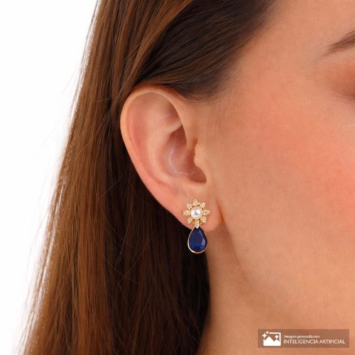 Aretes cortos en forma de flor con perla y zirconia de plata en baño de oro para mujer