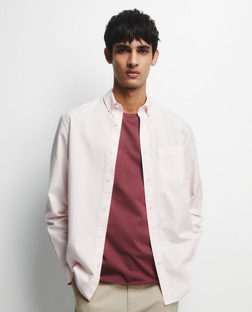 Camisa oxford Sfera regular fit rosada sólida para hombre