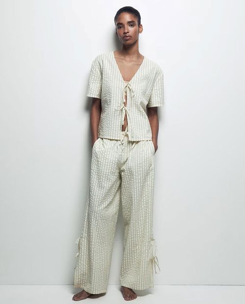 Pijama con pantalón Sfera beige rayada para mujer