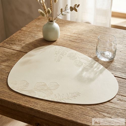 Individual asimétrico de plástico para mesa 41 cm