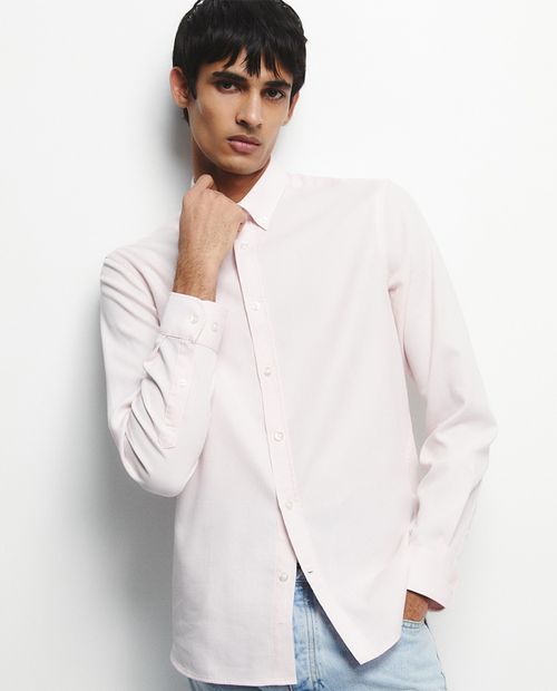 Camisa casual Sfera slim fit rosada sólida para hombre