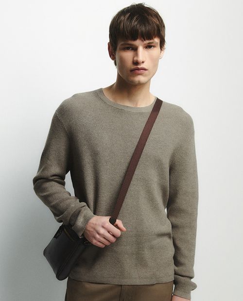 Suéter Sfera pull over café texturizado para hombre