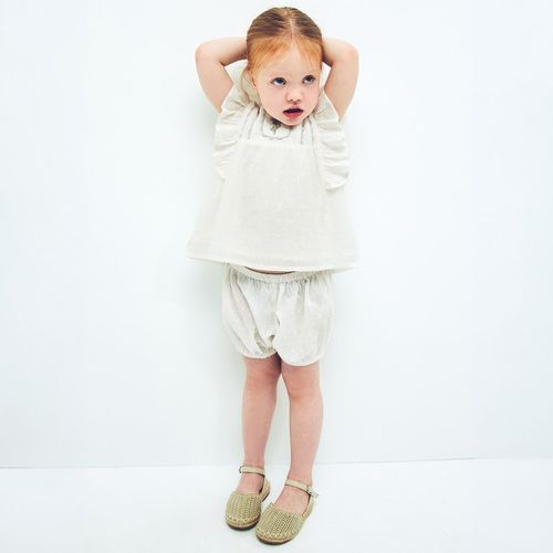 Blusa blanca con bordado floral y cubrepañal para bebé niña