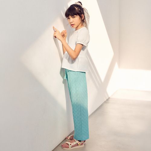 Pantalón verde con textura para niña