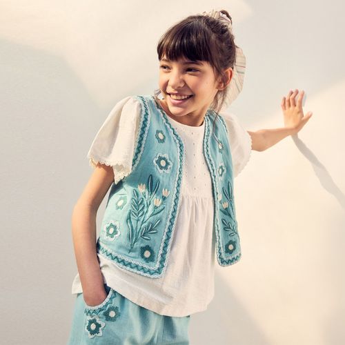 Blusa blanca bordada para niña
