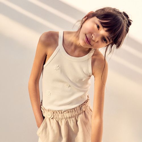 Camiseta blanco con textura acanalada para niña