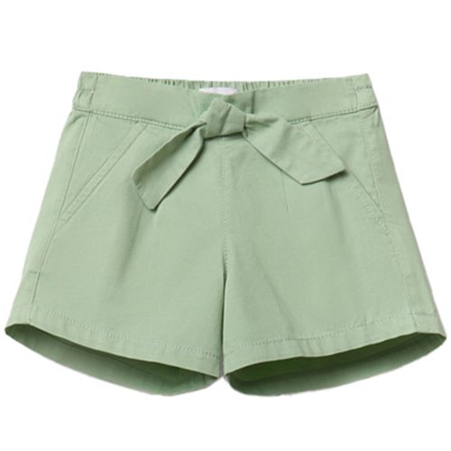 Short verde con lazo decorativo para niña
