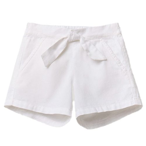 Short blanco con lazo decorativo para niña