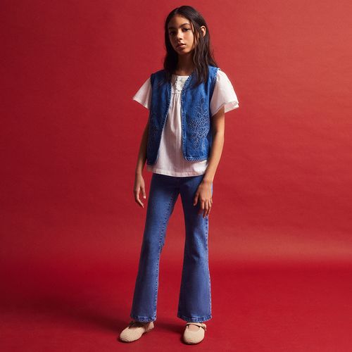 Chaleco denim azul con bordado floral para niña
