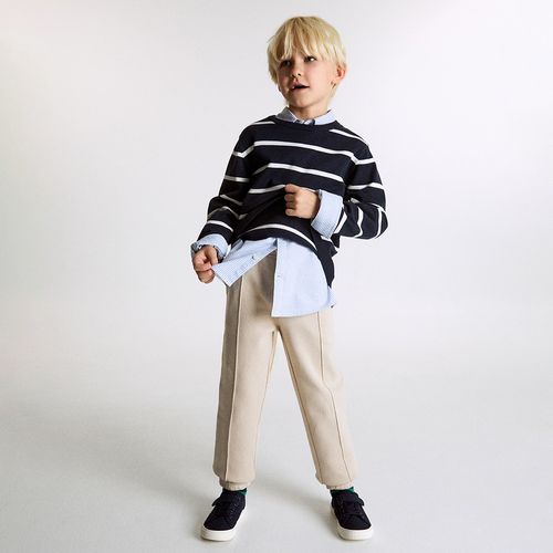 Pantalón jogger beige con textura para niño