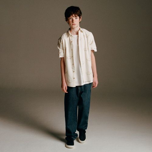 Camisa beige con bordado para niño