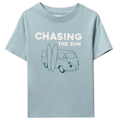 Camiseta celeste con estampado Chasing the Sun para niño