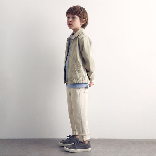 Pantalón clasico beige para niño