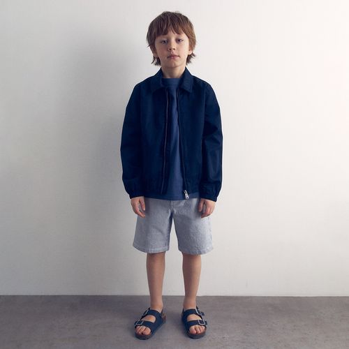 Bermuda azul rayada para niño
