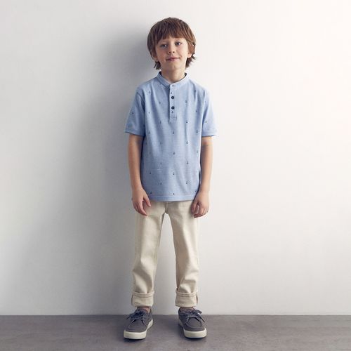 Camisa celeste con estampado para niño