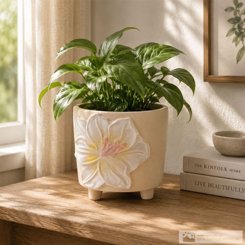 Maceta de cerámica beige con diseño de flor en relieve 14 x14 cm