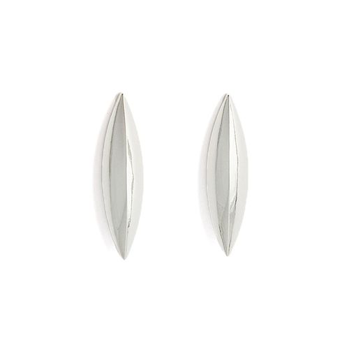 Aretes plateados largos de metal para mujer con diseño minimalista