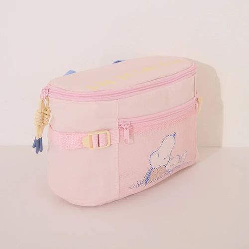 Cosmetiquera rosada con estampado de Snoopy
