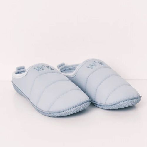 Pantuflas celestes con estampado W.S. para mujer