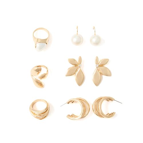 Set de aretes y anillos dorados para mujer