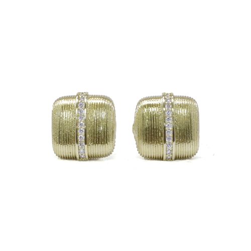 Aretes dorados tipo stud cuadrados texturizados con zirconias para mujer