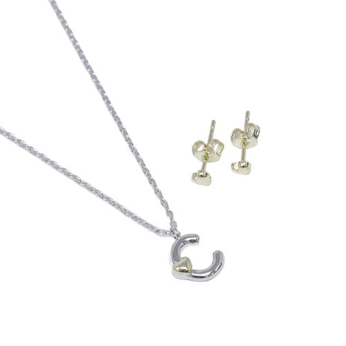 Set de collar y aretes con inicial C en plata y detalle corazón dorado para mujer