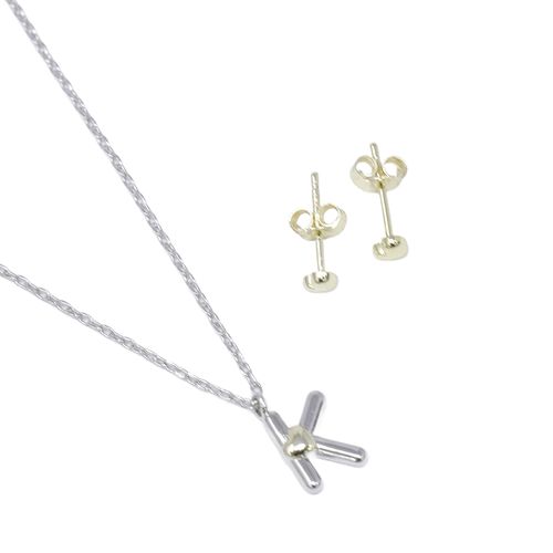 Set de collar y aretes con inicial K en plata y detalle corazón dorado para mujer