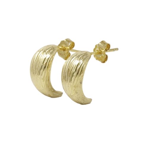 Aretes cortos texturizados de plata con baño de oro para mujer