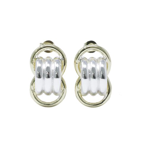 Aretes studs bicolor dorado y plateado con diseño geométrico para mujer