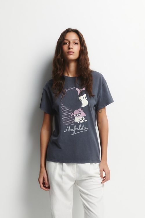 Camiseta gris con estampado de Mafalda