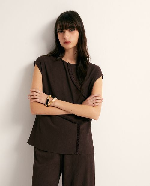 Blusa café texturizada con flecos