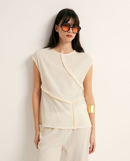Blusa ivory texturizada con flecos