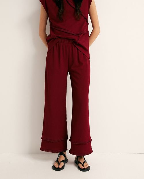Pantalón rojo texturizado con flecos