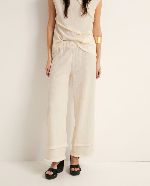 Pantalón ivory texturizado con flecos