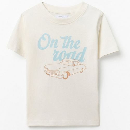 Camiseta blanca estampada con automóvil para niño